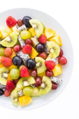 Beyaz plaka karışık meyve