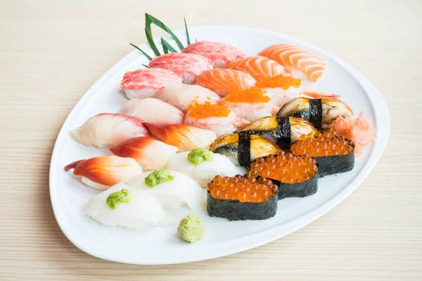 Sushi w biały talerz — Zdjęcie stockowe