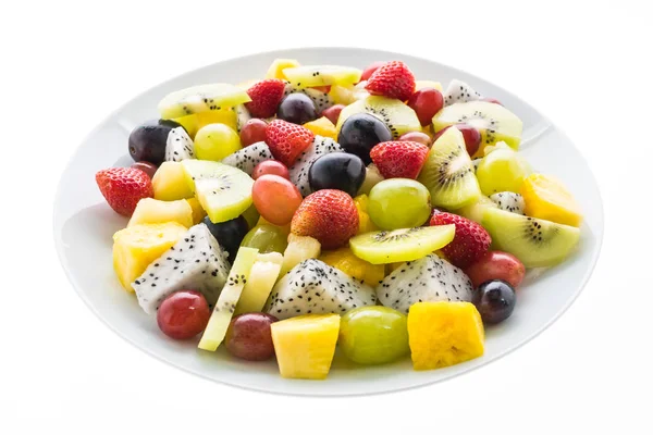 Fruits mélangés dans une assiette blanche — Photo