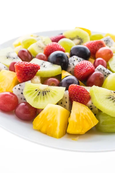 Fruits mélangés dans une assiette blanche — Photo