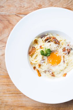 Spagetti carbonara beyaz plaka