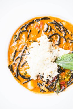 Acılı spagetti deniz ürünleri