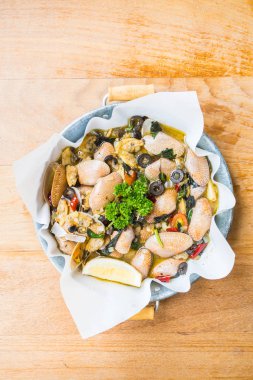 Kızarmış istiridye beyaz şarap ile