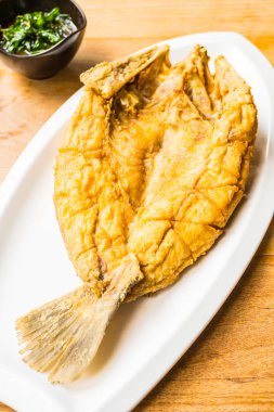 Kızarmış levrek balık beyaz plaka 