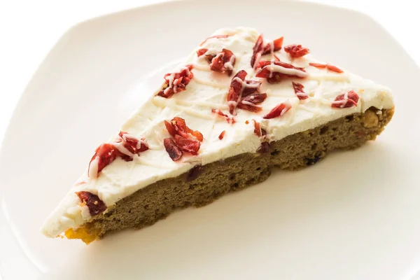 Kızılcık pasta ya da kek beyaz plaka — Stok fotoğraf