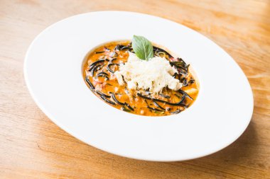 Acılı spagetti deniz ürünleri