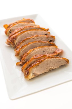 Kızarmış ördek eti beyaz plaka