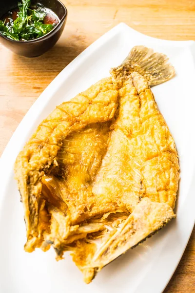 Pesce branzino fritto in piatto bianco — Foto Stock