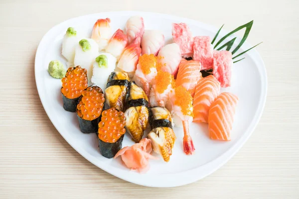 Sushi w biały talerz — Zdjęcie stockowe