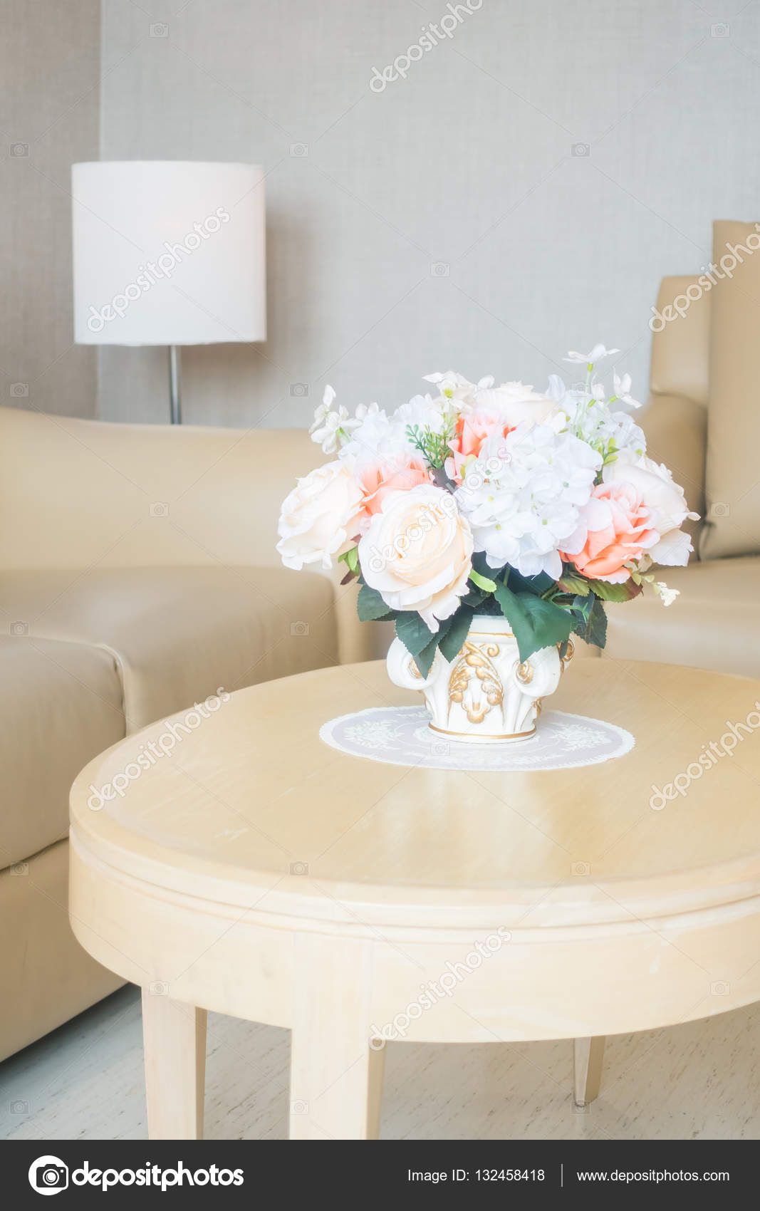 Bloemenvaas op tafeldecoratie in de woonkamer binnenkant — Stockfoto ... Bloemenvaas op tafeldecoratie in de woonkamer binnenkant — Stockfoto ...