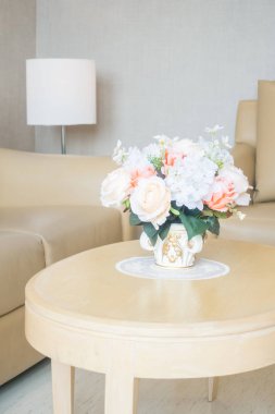 Oturma odasının iç tarafındaki masa dekorasyonuna çiçek vazosu.