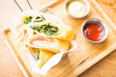 Jambon peynir ile kızarmış bahar rulo 