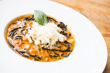 Acılı spagetti deniz ürünleri