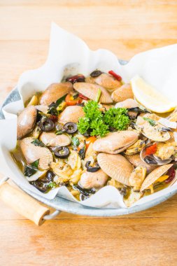 Kızarmış istiridye beyaz şarap ile