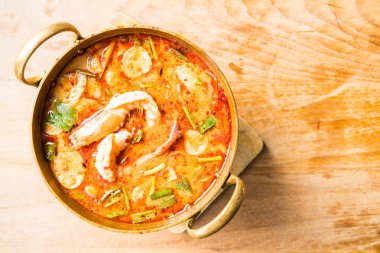 Baharatlı karides çorbası