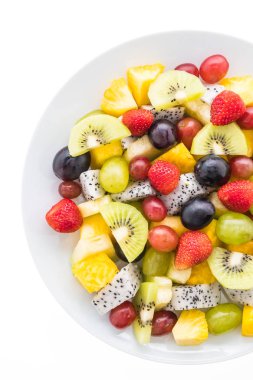 Beyaz plaka karışık meyve