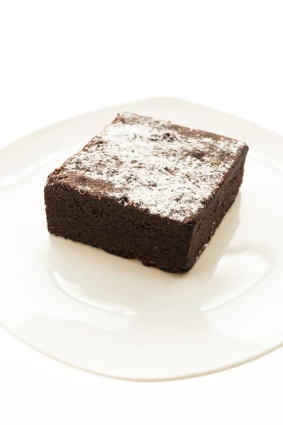 Brownies au chocolat dans une assiette blanche — Photo