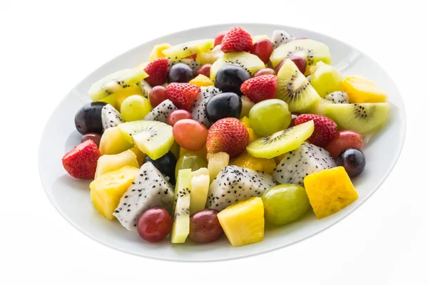 Fruits mélangés dans une assiette blanche — Photo