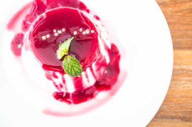 Berry ve meyve panna cotta