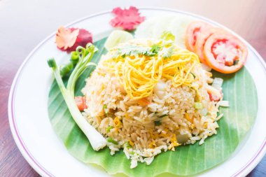 Kızarmış pirinç beyaz plaka