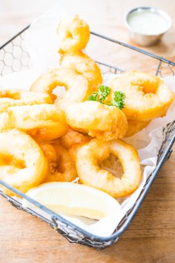 Gevrek kalamar halkaları ile tatlı sauc