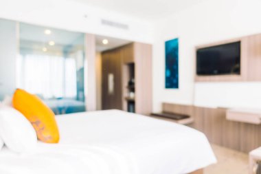 Yatakta güzel yastık