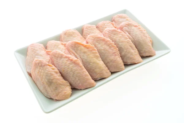 Carne di pollo cruda e ala in piatto bianco — Foto Stock