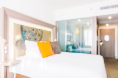 Yatakta güzel yastık