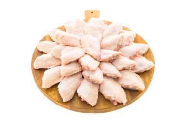 Çiğ tavuk eti ve kanat ahşap kesme tahtası veya plaka