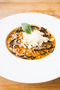 Acılı spagetti deniz ürünleri