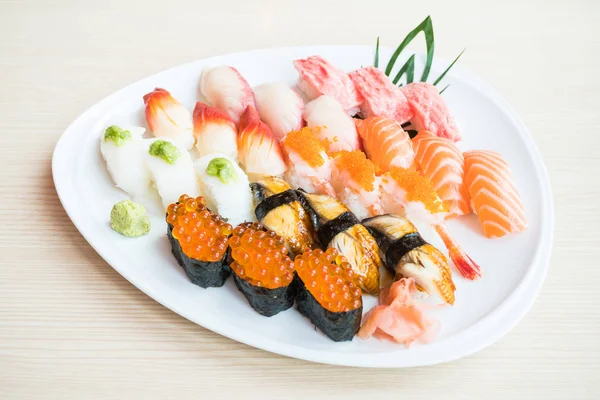Sushi in piatto bianco — Foto Stock