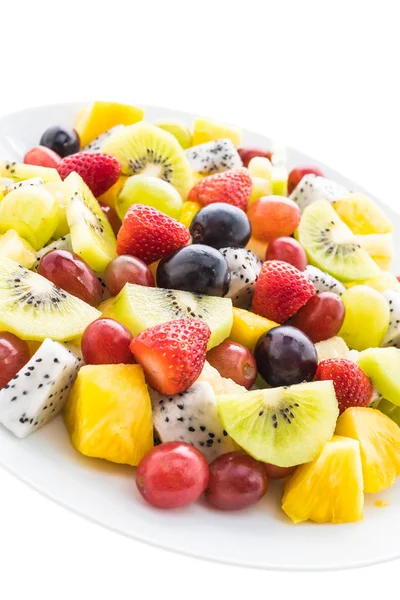 Mieszanych owoców w biały talerz — Zdjęcie stockowe