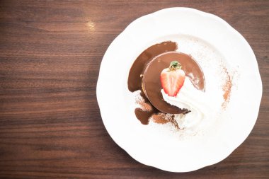 Çilek ile çikolatalı krep