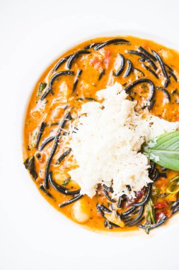 Acılı spagetti deniz ürünleri