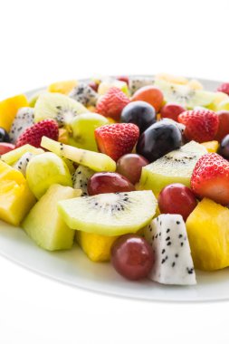 Beyaz plaka karışık meyve