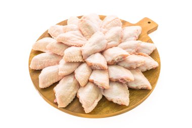 Çiğ tavuk eti ve kanat ahşap kesme tahtası veya plaka