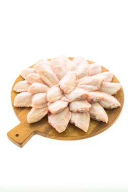 Çiğ tavuk eti ve kanat ahşap kesme tahtası veya plaka