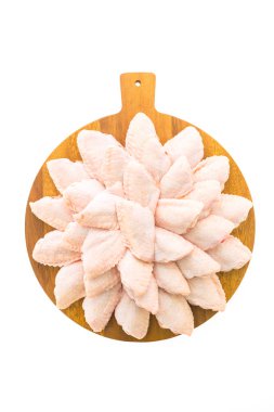 Çiğ tavuk eti ve kanat ahşap kesme tahtası veya plaka