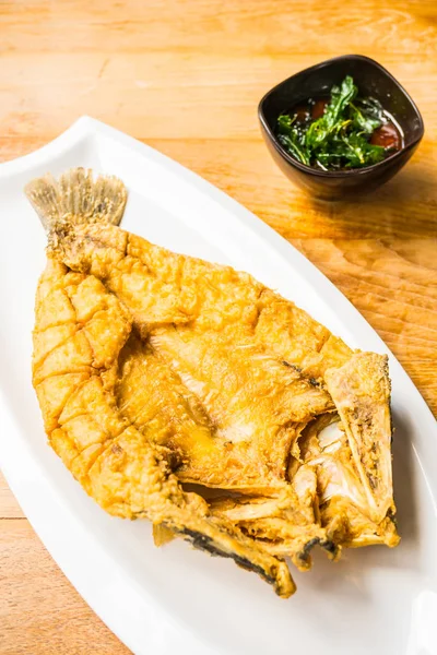 Kızarmış levrek Balık baharatlı ve tatlı soslu beyaz plaka