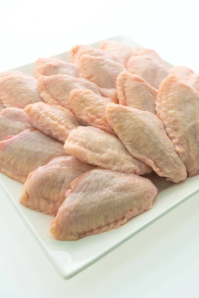 Carne de pollo cruda y ala en plato blanco —  Fotos de Stock