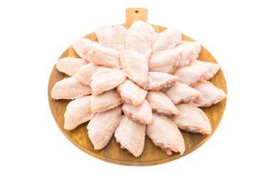 Çiğ tavuk eti ve kanat ahşap kesme tahtası veya plaka