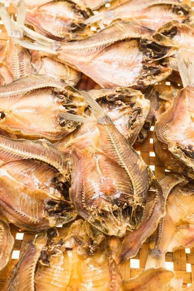 Cozinhar peixe seco — Fotografia de Stock