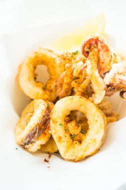 Limon ve sos ile kalamar halka 