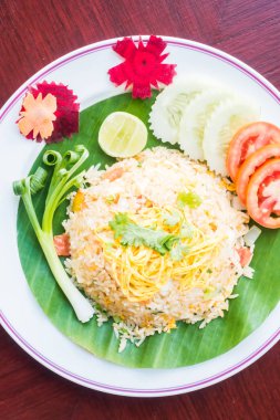 Kızarmış pirinç beyaz plaka