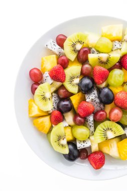 Beyaz plaka karışık meyve