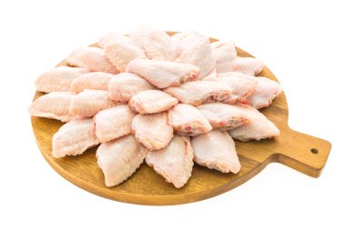 Çiğ tavuk eti ve kanat ahşap kesme tahtası veya plaka