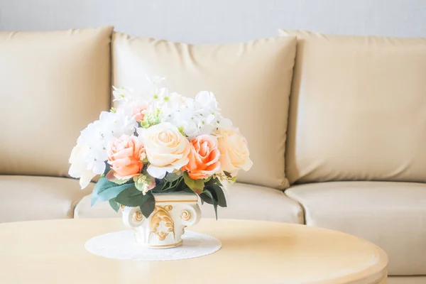 Bloemenvaas op tafel decoratie in woonkamer interieur — Stockfoto