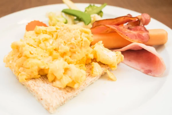 Desayuno en plato blanco —  Fotos de Stock