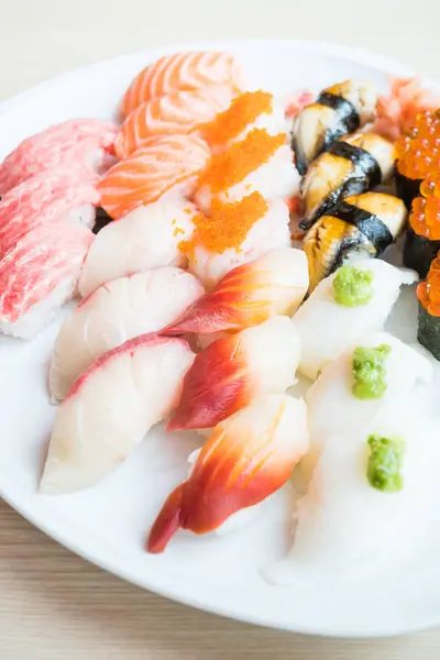 Sushi in witte plaat — Stockfoto