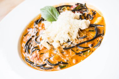 Acılı spagetti deniz ürünleri